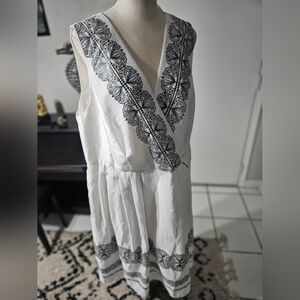 Sleeveless Black & White Patterned Dress, Midiblength, Size 18, NWT!